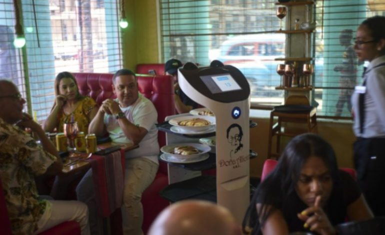 VIDEOLAJM/ Risia në jug të Shqipërisë, një robot në vend të kamerierit