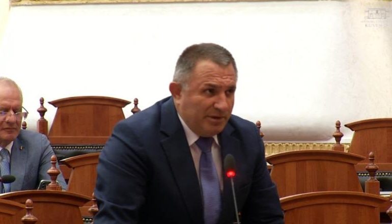ZJARRI TE LANDFILLI NË ELBASAN/ Qani Xhafa: I qëllimshëm, për të zhdukur prova! Rama teatër në Cërrik, t’u kërkonte falje qytetarëve