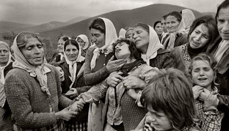 PËRJETËSOI VITET ’90-91 SI FOTOGRAF DHE ARKEOLOG/ Dy botët e Shqipërisë në lenten e fotografit britanik: Shqiptarët me lanë…