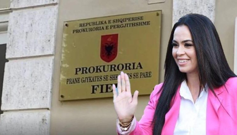 ARKËTUAN 40 MILIONË LEKË NGA TAKSAT E PARKINGUT/ Arrest shtëpie për ish-nënkryetaren e Bashkisë Fier, akuzë dhe për…