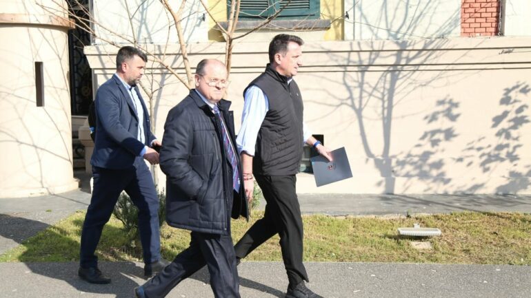 “E VETMJA MËNYRË QË T’I SHPËTOJA BURGUT…”/ Veliaj i përdori telefonin dy ditë, Fatjon Baci zbardh bisedën e kryebashkiakut me familjarët: Sakrifikoni…