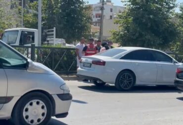 AKSIDENT NË VLORË/ “Golfi” përplas këmbësoren, më pas goditet nga “Audi”. 65-vjeçarja përfundon në spital