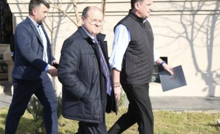 “FAMILJA IME PO VUAN…”/ Nëna e Veliajt letër të hapur për burgosjen e të birit: U përfshimë në një makth kafkian…