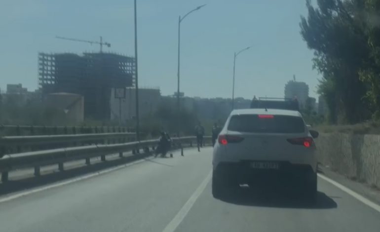 AKSIDENT NË AKSIN RRUGOR LEZHË-SHËNGJIN/ Humbi kontrollin mbi mjetin dhe përplaset me barrierat anësore të rrugës, plagoset një person