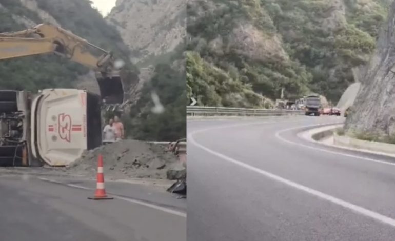 AKSIDENT I RËNDË/ Përmbyset kamioni me ngarkesë në “Shkallën e Tujanit”, plagoset shoferi