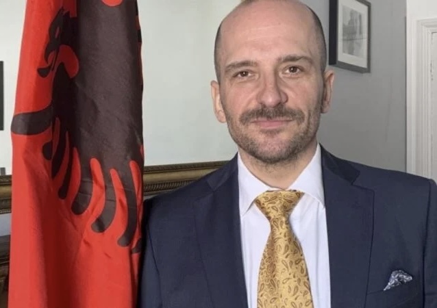 SA SHQIPTARË KA NË BRITANINË E MADHE? Ambasadori Uran Ferizi zbërthen të pavërtetat e Farage dhe Daily Telegraph