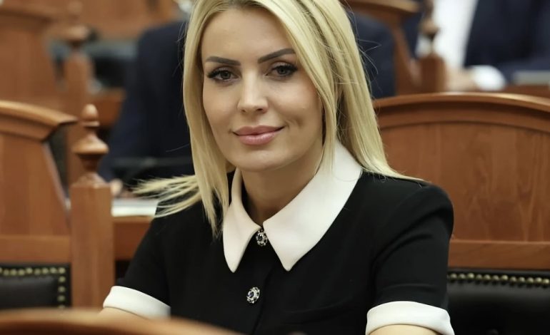 MBETI JASHTË KUVENDIT TË RI/ Gjylameti për herë të fundit në Parlament, deputetja: Pas 12 vitesh, sot…