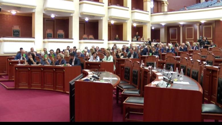 KUVENDI VOTON 11 PROJEKTLIGJE/ Mazhoranca pro strategjisë kundër dezinformimit dhe ndryshimeve të buxhetit, opozita braktis sallën