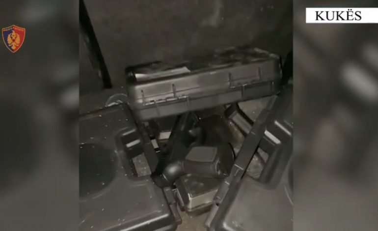 TRAFIKONIN ARMË NGA KOSOVA DREJT SHQIPËRISË/ Sekuestrohen 8 pistoleta, në pranga 2 persona