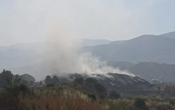 ZJARRI/ Elbasani pesë ditë nën tymin toksik! Mbetjet vazhdojnë të digjen
