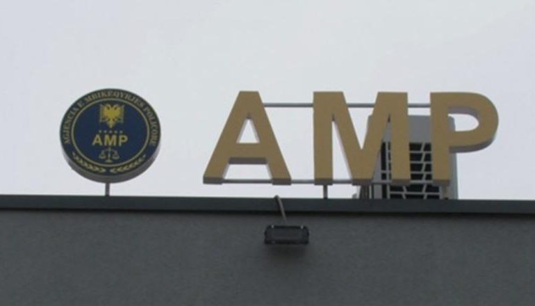 JEPTE PARA ME FAJDE MË PAS KËRCËNONTE…/ AMP arreston nënkomisarin në Elbasan, i sekuestrohen 5 automjete (EMRI)