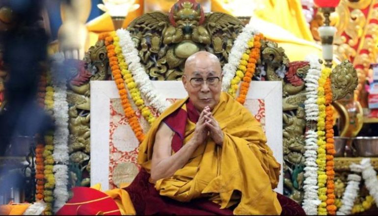 DALAI LAMA MBUSH 90-VJEÇ: Shpresoj të jetoj edhe 30 apo 40 vite të tjera! Mijëra besimtarë u mblodhën në manastirin e Dharamshalës