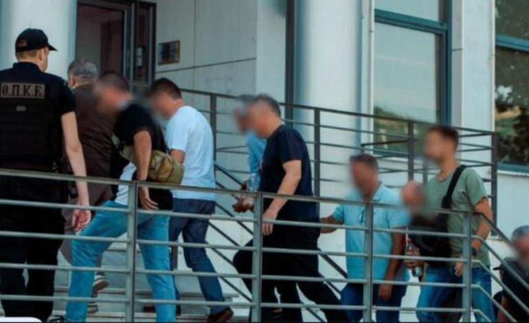 “NA LINI NDONJË KAFE”/ Zbardhen bisedat e doganierëve të arrestuar në Qafë Botë! Ryshfet për vaj, djathë e makina të paligjshme