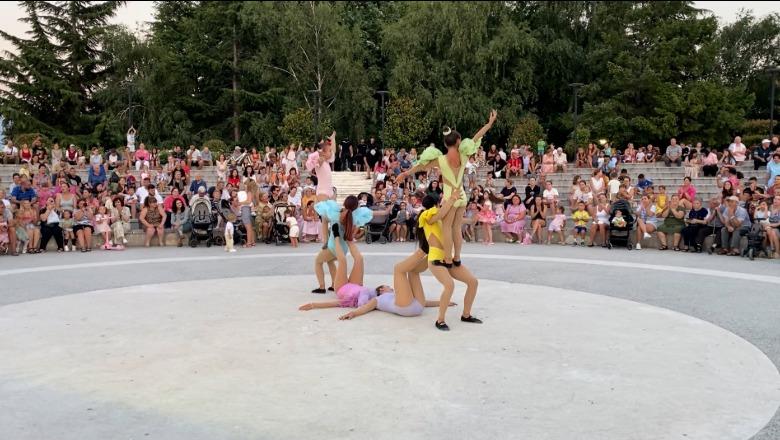 CIRKU KOMBËTAR NË POGRADEC/ Profesionistë dhe artistë të vegjël performojnë bashkë në një skenë