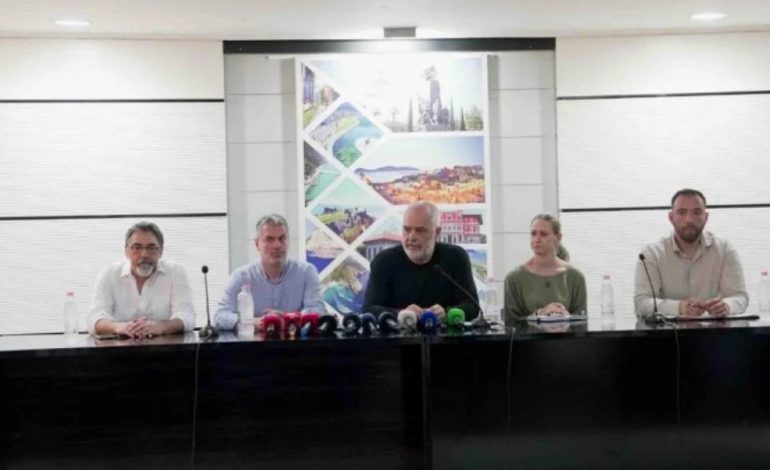 “TË GJITHË DREJTUESIT DO TË MERREN TË RINJ”/ Rama pas dorëheqjes së drejtorëve: Një kapitull i ri do të fillojë për Partinë Socialiste të Vlorës
