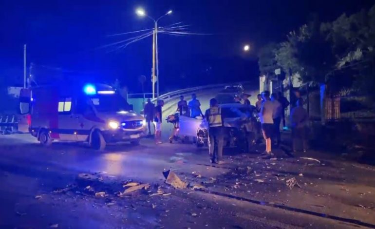 PAMJET/ Aksident i rëndë, makina përplaset me kamionin e mbeturinave! Shoferi në gjendje kritike