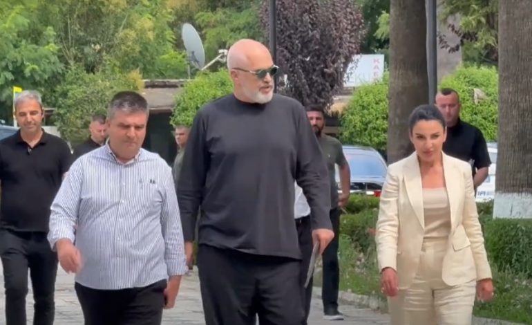 RAMA MBËRRIN NË BASHKINË E FIERIT/ Takim me zyrtarët lokalë për lirimin e hapësirave publike