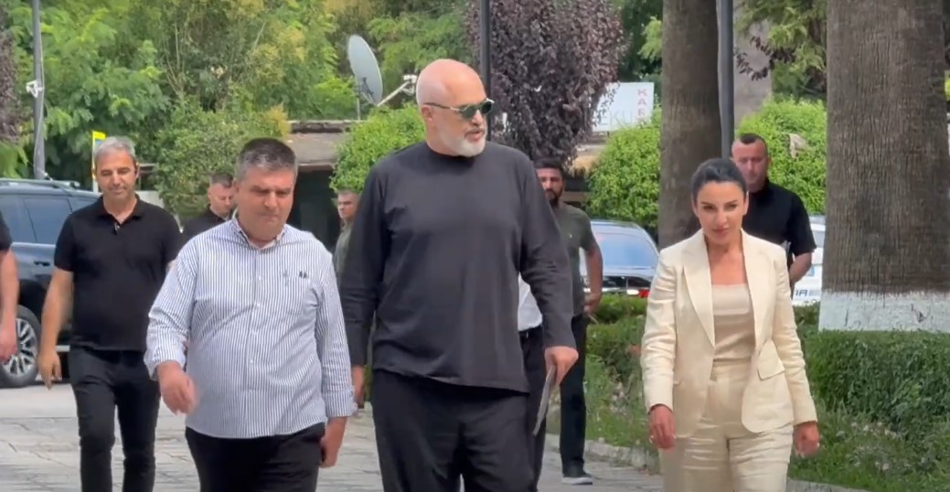 RAMA MBËRRIN NË BASHKINË E FIERIT/ Takim me zyrtarët lokalë për lirimin e hapësirave publike