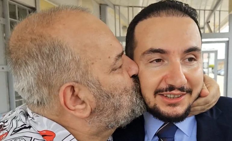 LIRIMI I SALIANJIT/ Mbështetësit presin me duartrokitje jashtë burgut, Ilir Vrenozi e puth në faqe: Doli tigri…