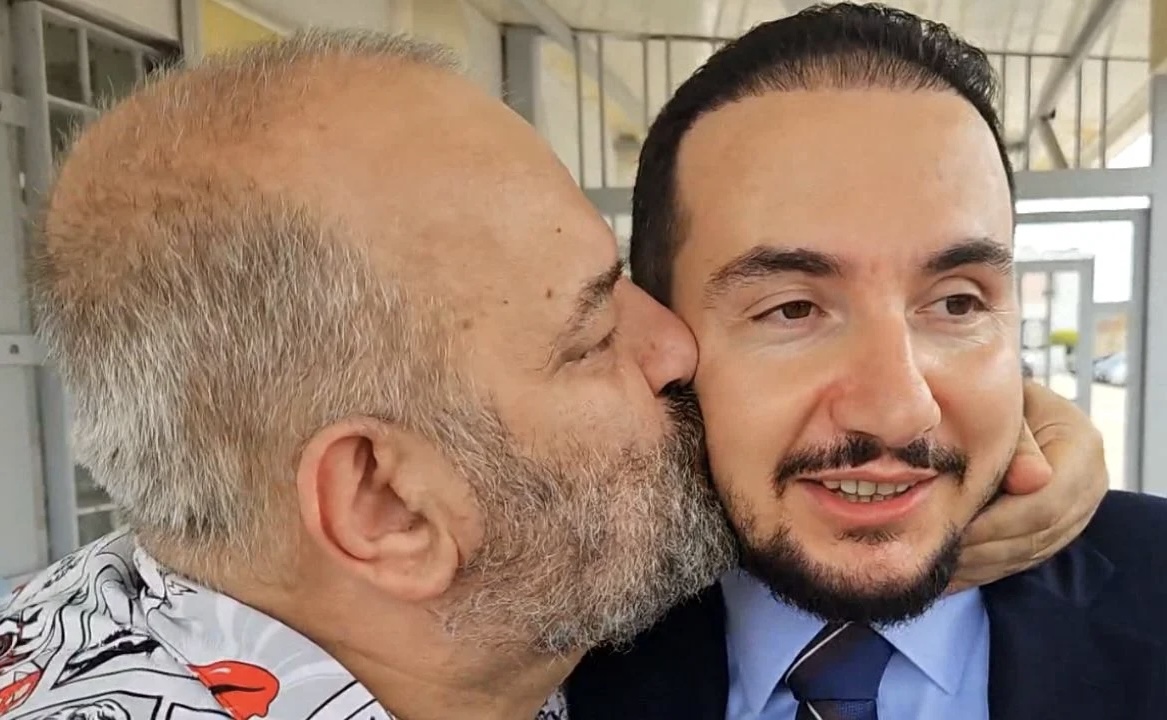 LIRIMI I SALIANJIT/ Mbështetësit presin me duartrokitje jashtë burgut, Ilir Vrenozi e puth në faqe: Doli tigri…