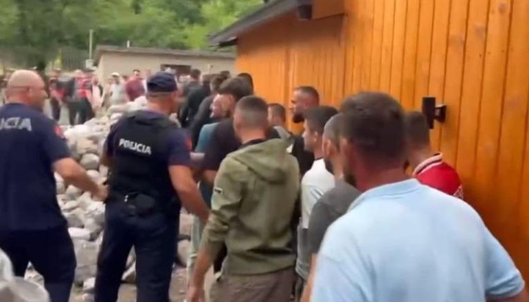 PRISHJA E OBJEKTEVE PA LEJE NË THETH/ Banorët përplasen me policinë, paralajmërojnë edhe protestë
