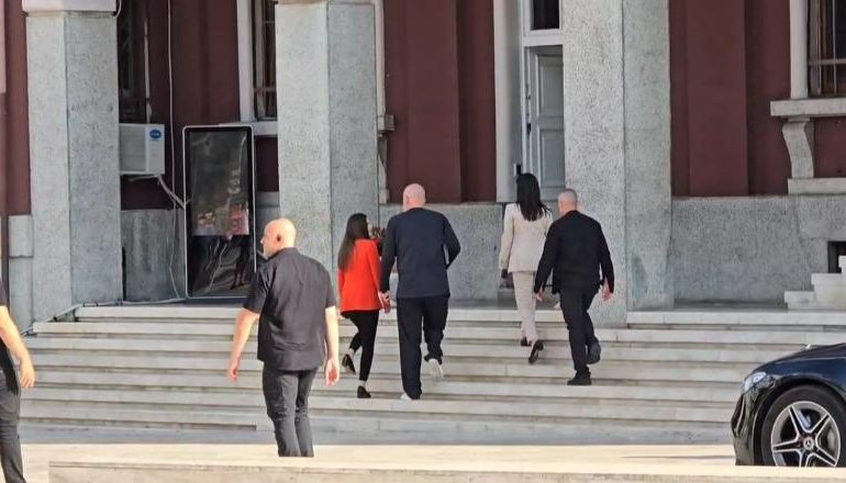 PAS URDHRIT TË RAMËS/ Dorëhiqen drejtorët e Bashkisë Durrës dhe krerët e Njësive Administrative! Komision për…