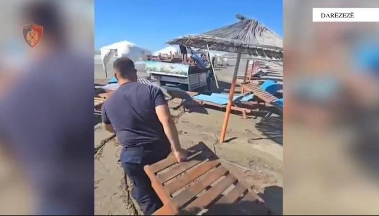 LIRIMI I HAPËSIRAVE PUBLIKE/ Policia aksion në plazhin e Darëzezës! Sekuestrohen 90 çadra dhe shezlongë