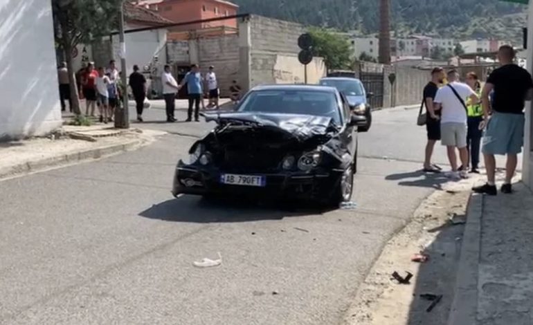AKSIDENT NË BULQIZË/ Përplasen dy automjete “kokë më kokë”, lëndohen shoferët