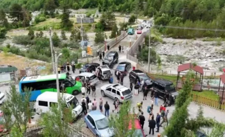 “PO FLIJA KUR ERDHËN DUKE BËRTITUR…”/ Turisti shqiptaro-britanik: Sendet e mia janë ende nën rrënoja