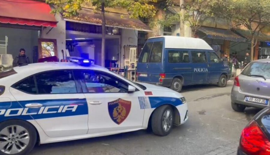 AKSIDENT NË SHKODËR/ Humbi kontrollin e makinës dhe u përplas me një mjet tjetër, plagoset lehtë shoferi