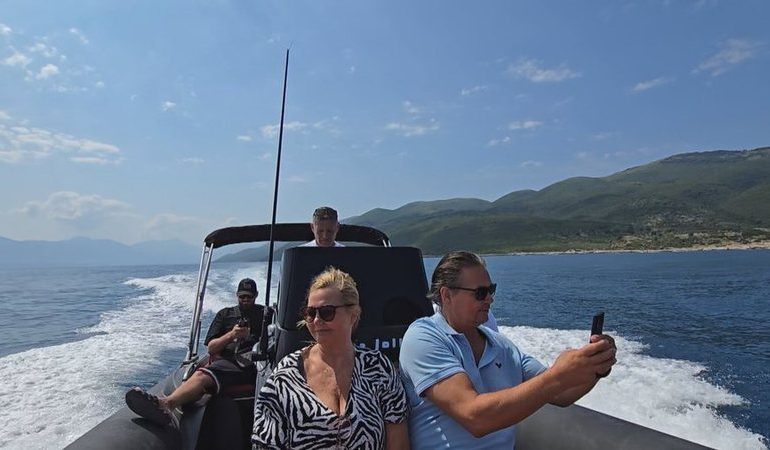 TURIZMI NË VLORË/ Vizitorët magjepsen me ishullin e Sazanit dhe Karaburunin