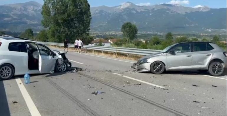 AKSIDENT I FRIKSHËM NË RRUGËN E ARBRIT/ Makinat përplasen kokë më kokë, dy drejtuesit dërgohen me urgjencë në spital