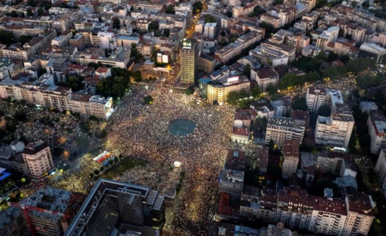 VERË E MOSBINDJE CIVILE NË SERBI/ Protestuesit ‘ultimatum’ Vuçiçit: Zgjedhje të parakohshme parlamentare ose…