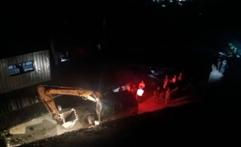 AKSIONI NË THETH/ Banorët futen në banesë, nuk lejojnë prishjen e godinës