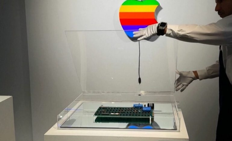 I NDËRTUAR QË MË 1976 DHE ENDE NË GJENDJE PUNE/ Del në ankand një “Apple 1”