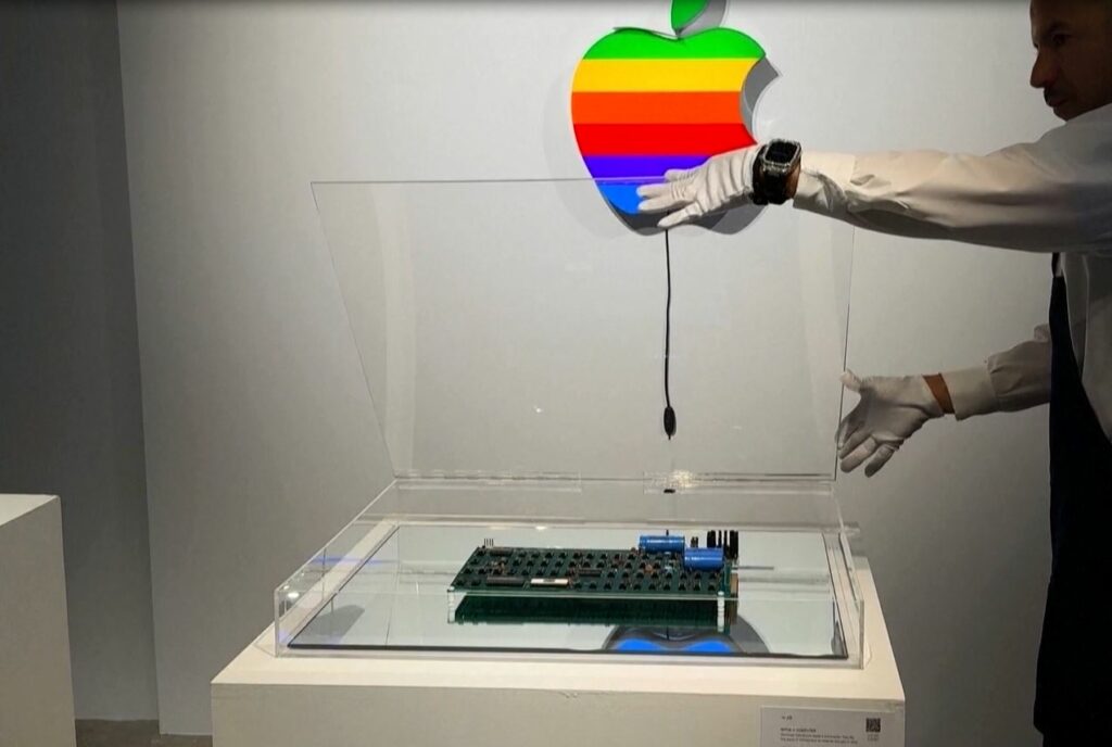 I NDËRTUAR QË MË 1976 DHE ENDE NË GJENDJE PUNE/ Del në ankand një “Apple 1”