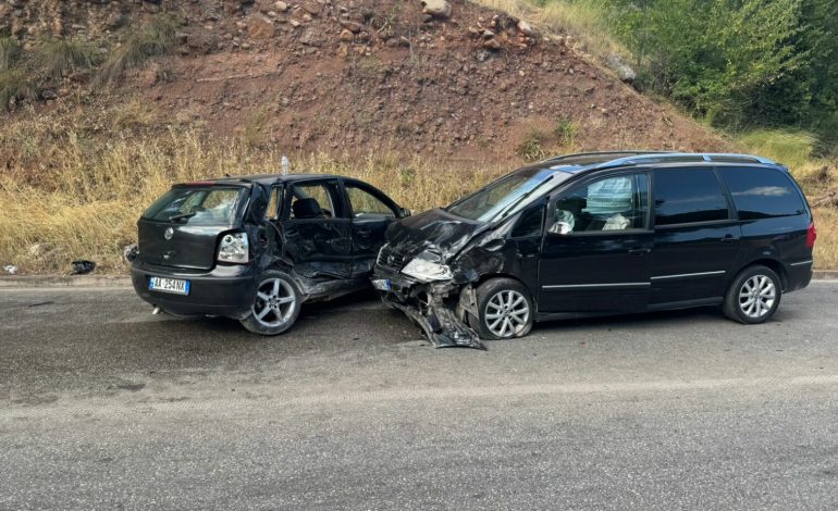 AKSIDENT NË AKSIN PRRENJAS-LIBRAZHD/ 4 të plagosur të një familjeje nga përplasja e automjeteve. Një në gjendje kritike