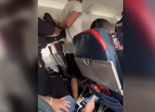 PANIK GJATË NJË FLUTURIMI NË SHBA/ Pasagjeri shqiptar tenton të hapte daljen e emergjencës, avioni detyrohet të bëj ulej (VIDEO)