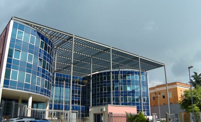 GRABITJE 200 MIJË EURO DHE NJË PENG/ Anëtarja e komisionit të tenderave: U futën në shtëpi të maskuar, rrëmbyen edhe vëllanë