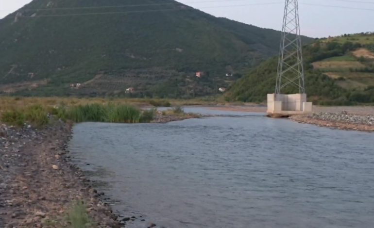 TRAGJEDIA/ Dy vëllezër të mitur u mbytën në lumin Shkumbin teksa laheshin, i afërmi i familjes: U gjetën tek një gropë…