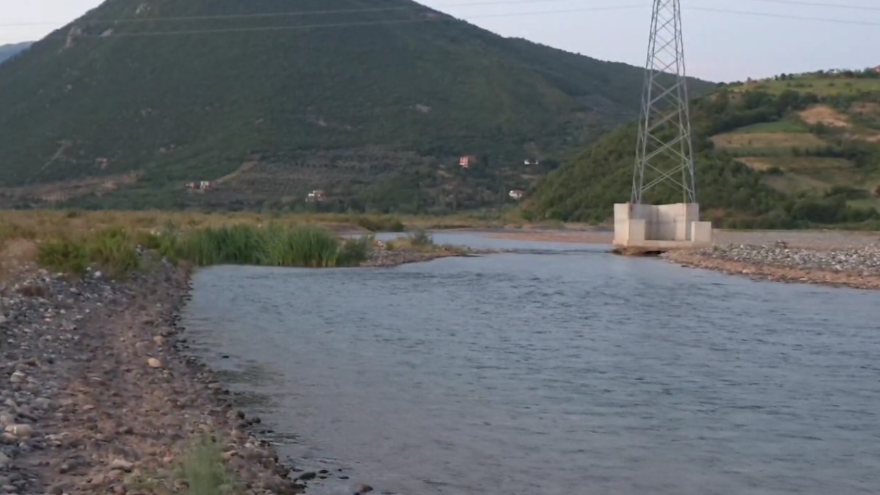 TRAGJEDIA/ Dy vëllezër të mitur u mbytën në lumin Shkumbin teksa laheshin, i afërmi i familjes: U gjetën tek një gropë...