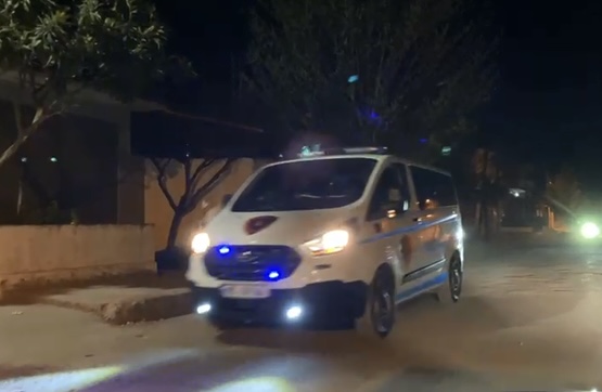 KËRKOHEJ PREJ NJË JAVE NGA FAMILJARËT/ Gjendet i dekompozuar turpi i një burri, policia: Në tokat e fshatit Sektor Seman…