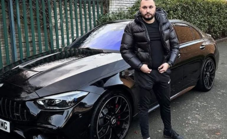 SKIFTERI NGA LEZHA MBUTRRET ME MAKINËN ME TARGA TË PERSONALIZUARA NË ANGLI/ Daily Telegraph: Mercedezi tij kushton 80.000 paund
