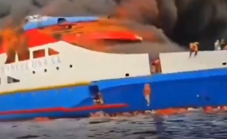 PAMJET E FRIKSHME NGA TRAGETI NË INDONEZI/ Pasagjerët hidhen në det për t’u shpëtuar flakëve. Raportohen 5 të vdekur