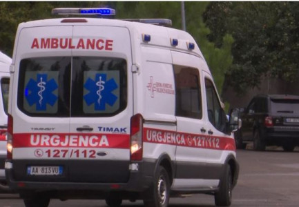 KISHTE SHKUAR ME PUSHIME/ Rrëzohet nga ballkoni në Shëngjin, i riu dërgohet me urgjencë te Trauma