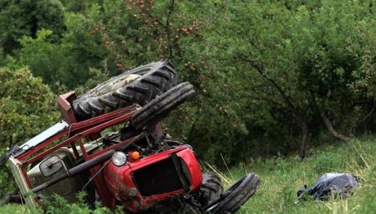 TRAGJIKE NË DIVJAKË/ Po punonte tokën, përmbyset mjeti bujqësor, ndërron jetë 62-vjeçari
