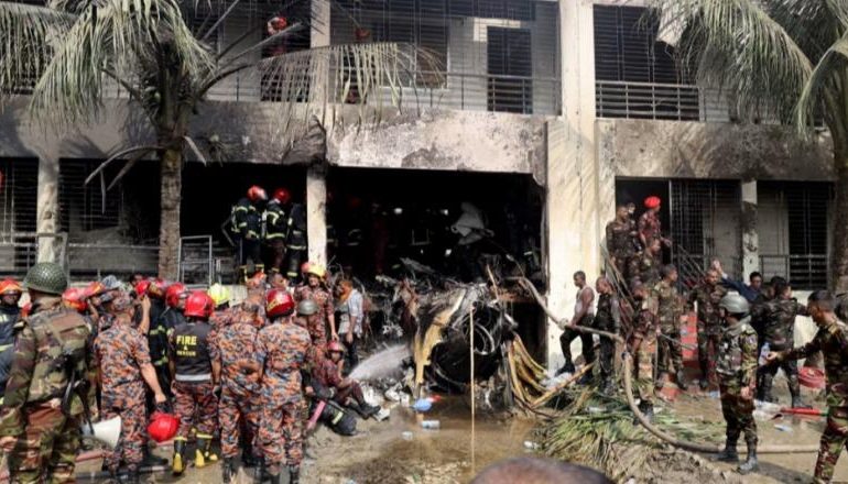 TRAGJEDI NË BANGLADESH/ Avioni ushtarak rrëzohet mbi kampusin e shkollës, të paktën 16 të vdekur