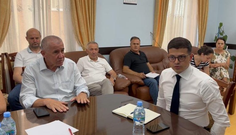 ZJARRET NË LURË/ Ministri Vengu mbledhje urgjente në Prefekturën Dibër: Zonat e banuara jashtë rrezikut, por na presin ditë të vështira