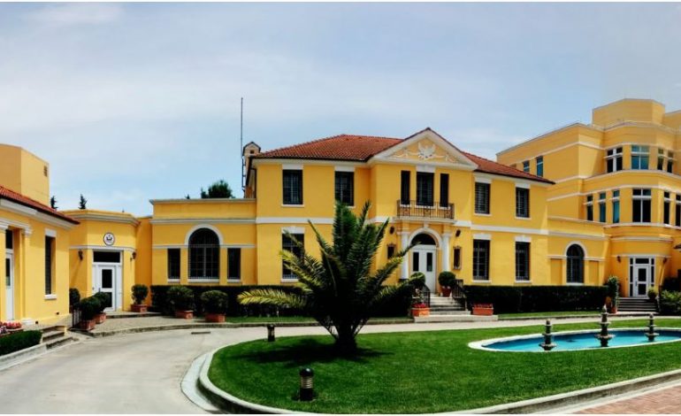 NJOFTIMI/ Ambasada Amerikane sqaron qytetarët: Kohëzgjatja e qëndrimit në SHBA nuk përcaktohet nga…
