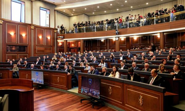 KOSOVË/ Fundi i afatit të dhënë nga Kushtetuesja, Ambasadorët kërkojnë Kuvend e Qeveri të re